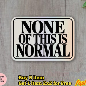 Pu&ograve; includere: Un adesivo rettangolare con angoli arrotondati, con la frase "NONE OF THIS IS NORMAL" in grassetto nero. L'adesivo ha uno sfondo bianco con un sottile effetto iridescente. &Egrave; un magnete o un adesivo.