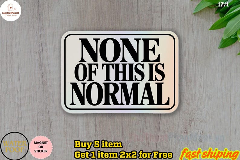 Pu&ograve; includere: Un adesivo rettangolare con angoli arrotondati, con la frase "NONE OF THIS IS NORMAL" in grassetto nero. L'adesivo ha uno sfondo bianco con un sottile effetto iridescente. &Egrave; un magnete o un adesivo.