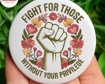 Przypinka "Walcz o tych, którzy nie mają przywilejów" w 3 rozmiarach, przypinka "Równość rasowa", przypinka "Antyrasizm", przypinka "Feministka", przypinka "Aktywista społeczny"