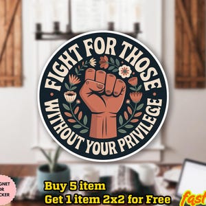 Può includere: Adesivo rotondo con la scritta "FIGHT FOR THOSE WITHOUT YOUR PRIVILEGE" in bianco su sfondo blu navy. Il design include un pugno chiuso e elementi floreali. L'adesivo è impermeabile.