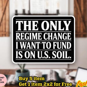 Może przedstawiać: Czarno-biała naklejka z napisem "THE ONLY REGIME CHANGE I WANT TO FUND IS ON U.S. SOIL." Naklejka jest prostokątna z zaokrąglonymi rogami. Tło jest rozmyte, widoczna jest roślina i laptop.