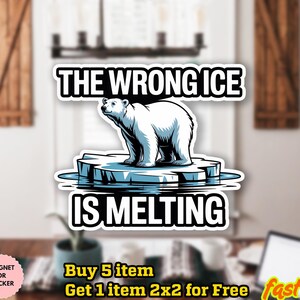 Może przedstawiać: Naklejka z niedźwiedziem polarnym na topniejącej górze lodowej z napisem "THE WRONG ICE IS MELTING". Projekt jest biały, niebieski i czarny. Naklejka jest wodoodporna. To magnes lub naklejka.