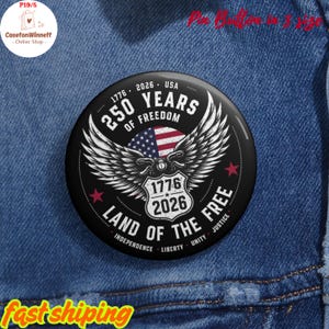 Op de afbeelding: Een ronde zwarte button met de tekst "250 YEARS OF FREEDOM" en "1776 2026 USA". De button heeft een Amerikaans vlagontwerp met vleugels en de woorden "LAND OF THE FREE".