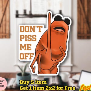 Könnte beinhalten: Ein Aufkleber mit einer orangefarbenen Cartoonfigur mit Sonnenbrille, die den Mittelfinger zeigt. Der Text "DON'T PISS ME OFF" steht über der Figur. Der Aufkleber ist wasserfest und kann als Magnet verwendet werden.