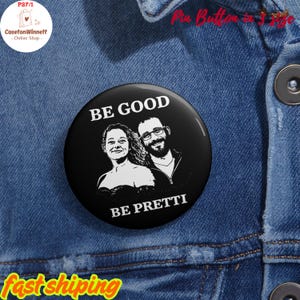 Pode incluir: Um botão de alfinete preto com o texto "BE GOOD BE PRETTI" e uma ilustração a preto e branco de um casal sorridente. O botão está numa jaqueta jeans. O botão é redondo.