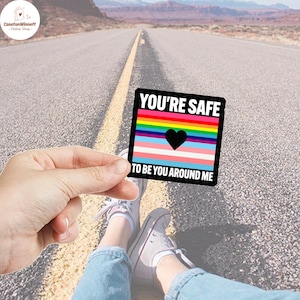 Du bist sicher du in meiner Nähe zu sein | Verbündeter Aufkleber | Fortschritts-Pride-Flagge, Trans-Flagge | LGBTQ Aufkleber