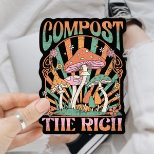 Puede incluir: Una pegatina con un diseño retro con coloridas setas y el texto "COMPOST THE RICH" en una fuente vintage. La pegatina tiene un borde negro y una estética caprichosa y psicodélica.