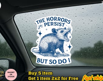 The Horrors Persist But So Do I Vinyl Aufkleber - Lustiger Opossum Sticker für Millennials, Laptops, Handys, Planer und Wasserflaschen