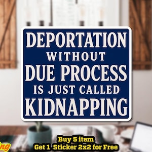 Può includere: Un adesivo o magnete quadrato con sfondo blu scuro e testo bianco che recita: DEPORTATION WITHOUT DUE PROCESS IS JUST CALLED KIDNAPPING. Il testo è disposto su cinque righe con un carattere grassetto senza grazie e un bordo di colore bianco.