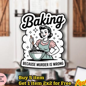 Puede incluir: Una pegatina o imán de estilo retro que presenta a una mujer batiendo en un cuenco, con la palabra "Baking" arriba y "BECAUSE MURDER IS WRONG" abajo. El diseño es en blanco, negro y colores pastel.