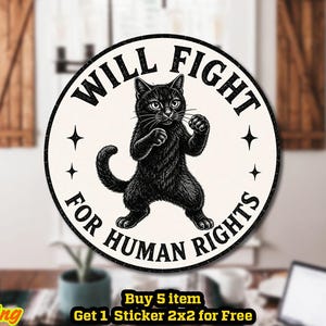 Puede incluir: Una pegatina o imán circular que muestra un gato negro de pie sobre sus patas traseras en posición de boxeo. El texto "WILL FIGHT FOR HUMAN RIGHTS" está impreso en letras mayúsculas negras alrededor del gato, con estrellas.