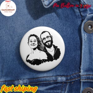 Puede incluir: Un botón blanco con un retrato en blanco y negro de una pareja. El botón tiene el texto "Pin Button in 3 Size" en rojo. El botón está sobre un fondo de mezclilla azul. El texto "CasetonWinett - Online Shop" está en la parte superior izquierda.