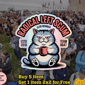 Puede incluir: Una pegatina con un gato de dibujos animados gruñón sosteniendo una taza, con el texto "RADICAL LEFT SCUM CLUB MEMBER" y "ESTD 2016 TEAM 8647". El fondo muestra una multitud de personas.
