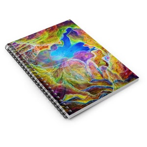 Op de afbeelding: Een kleurrijk spiraalnotitieblok met een levendig abstract ontwerp met draaiende vormen en een blauw centrum. De omslag is een mix van geel, oranje, rood, paars en groen.