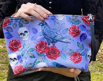 Goth Glam geïllustreerde make-up tas met een raaf, rozen en aquarel bladeren, cosmetische tas, romantisch, rits, paars, reistas