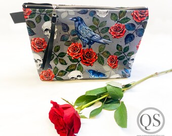 Goth Glam geïllustreerde Make-up tas met een raaf, rozen en aquarel bladeren, cosmetische tas, romantisch, rits, portemonnee, Goth meisje
