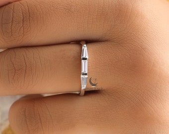 Trilogy bar-stijlband van 14 kt witgoud, van oost naar west geslepen moissaniet verlovingsring, delicate Eternity bijpassende band voor haar