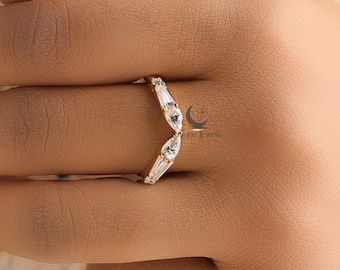 Gebogen moissaniet trouwring, peer en stokbrood gesneden verlovingsband, 14K geelgouden bijpassende band, chevronband voor vrouwen, sierlijke sieraden