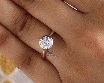 Solitaire bezel set Moissanite sierlijke ring, 1,5 CT rond geslepen verlovingsring, 14K witgouden trouwring, jubileumring voor vrouwen