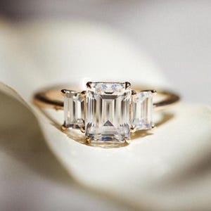Drei Stein Moissanite Ehering, 3,5 TCW Emerald Cut Verlobungsring, 14K Gelbgold Trilogy Ring für Frauen, Jubiläumsgeschenk Ring