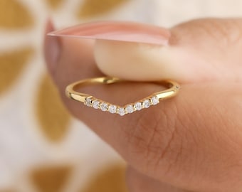 Gebogen trouwring, ring met negen stenen van 14 kt massief geelgoud, rond geslepen kleurloze moissanietring, delicate verlovingsring halve eeuwigheid