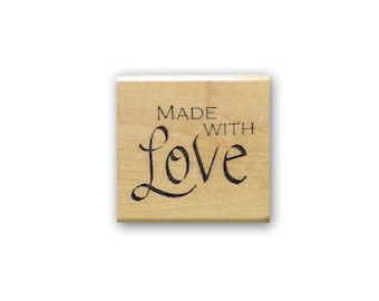 Könnte beinhalten: Holzstempel mit dem Text "Made with Love" in einer dekorativen Schriftart.