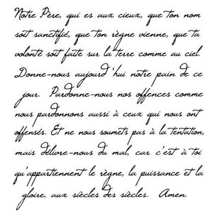 Könnte beinhalten: Eine handgeschriebene Version des Vaterunsers auf Französisch. Der Text ist in Kursivschrift auf weißem Hintergrund geschrieben.