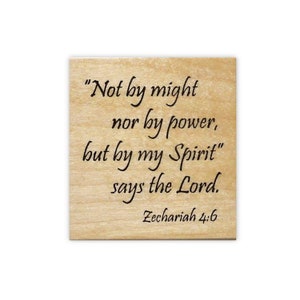 Puede incluir: Un sello de madera con la cita "No por la fuerza ni por el poder, sino por mi Espíritu" dice el Señor. Zacarías 4:6.