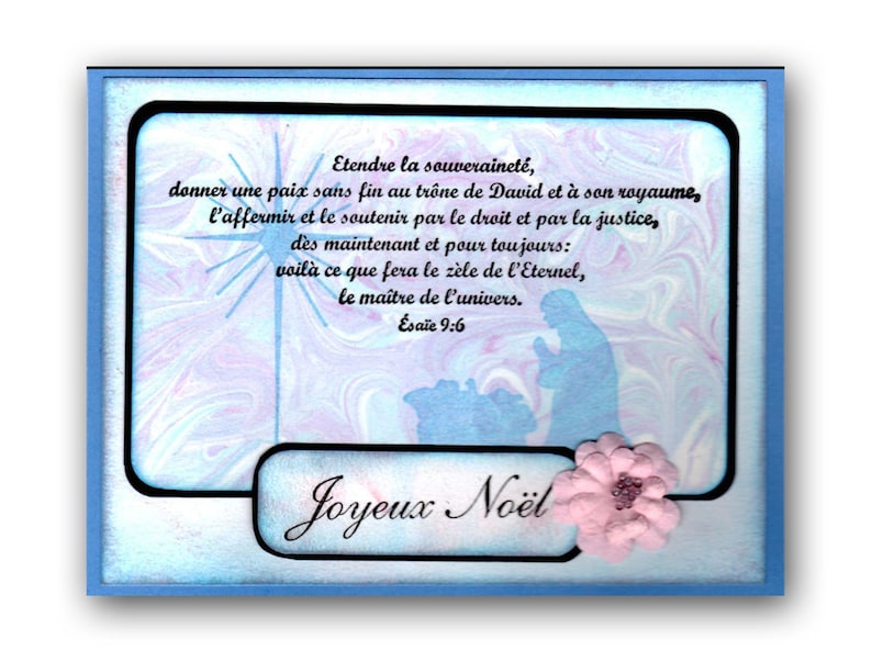 Op de afbeelding: Een blauwe en roze marmeren achtergrond met een zwart frame en een witte ster. De tekst "Etendre la souverainet&eacute;, donner une paix sans fin au tr&ocirc;ne de David et &agrave; son royaume, l'affermir et le soutenir par le droit et par la justice, des maintenant et pour toujours: voil&agrave; ce que fera le z&egrave;le de l'Eternel, le ma&icirc;tre de l'univers. &Eacute;sa&iuml;e 9:6" is in het zwart geschreven. De tekst "Joyeux No&euml;l" is in zwarte cursieve letters geschreven. Een roze bloem bevindt zich in de rechterbenedenhoek.