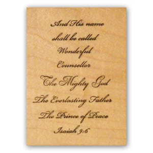 Könnte beinhalten: Eine Holzplakette mit dem Text "And His name shall be called Wonderful Counsellor The Mighty God The Everlasting Father The Prince of Peace Isaiah 9:6" in brauner Farbe graviert.