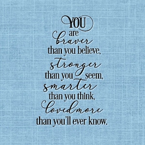 Op de afbeelding: Lichtblauwe achtergrond met de woorden "YOU are braver than you believe, stronger than you seem, smarter than you think, loved more than you'll ever know" in zwart script.