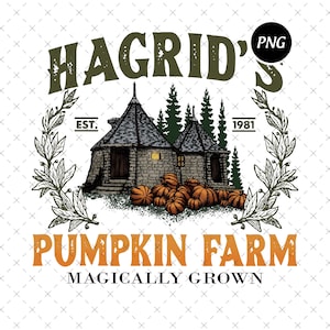 Può includere: Illustrazione grafica con il testo "Hagrid's Pumpkin Farm". L'immagine include un cottage in pietra, zucche e il testo "Magically Grown". Il design è incorniciato da una corona d'alloro.