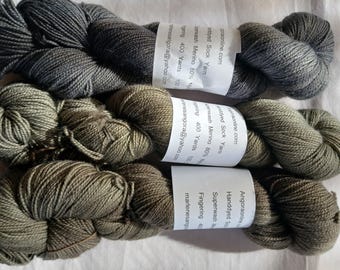 Laine à chaussettes mérinos super wash, teinte à la main, gris ton sur ton