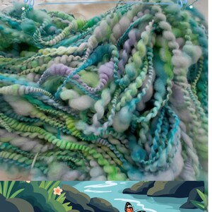 Puede incluir: Primer plano de un ovillo de hilo colorido en tonos turquesa, verde y lavanda. El hilo es grueso y texturizado, con una variedad de hebras diferentes. El texto "Clear water" está escrito en la parte superior de la imagen.