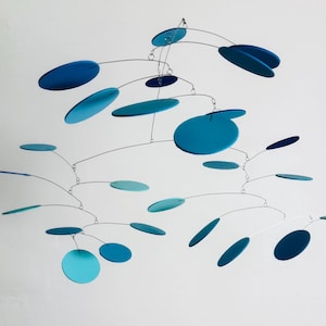 Mobiles accrochants modernes de sérénité de sculpture cinétique légère de cercle bleu d'art mobile