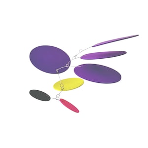 Puede incluir: Una escultura móvil moderna con una serie de elementos ovalados coloridos. El diseño incorpora formas púrpuras, amarillas, negras y rojas conectadas por finos alambres plateados. El móvil está suspendido sobre un fondo blanco, creando una estética minimalista.