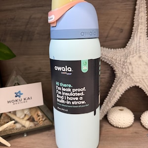 Pode incluir: Um conjunto de três canecas de cerâmica com acabamento fosco e salpicado. As canecas são em tons de creme, cinza claro e cinza escuro. Cada caneca tem um design simples e minimalista e uma alça arredondada.