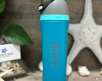 Botella de agua infantil Owala de 532 ml (19 oz) con grabado personalizado y boquilla Freesip.