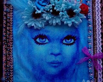 AZZURRINA Flower Power Shabby Chic Art COLLAGE - Arte de collage de medios mezclados fantasma - Hippie Azure Blue Wall hanging - Kitch Gift Big Eyes Art