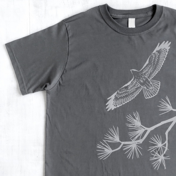 Camiseta gráfica para hombre- Camiseta de algodón orgánico- Camiseta gris para hombre- Camisa serigrafiada Hawk con pino - Ropa de algodón 100% orgánico para hombre