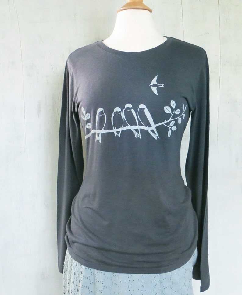 Schwalbe Vogel Langarm Tshirt Frauen, Vögel auf einem Ast Bio-Baumwolle Shirt für Frauen, Natur-Liebhaber Geschenk für sie, süße Vogel Geschenke für Mama Bild 1