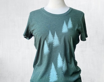 Piniengrünes Bio-Baumwoll-Damen-T-Shirt, Misty Mountain-Druck