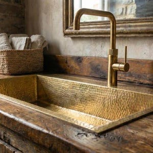 Lavabo de salle de bain rectangulaire en laiton non laqué martelé fait main ORLAN MARÉ