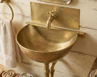 Lavabo de pared de latón martillado sin lacar, estilo artesanal, flotante, ideal para aseos pequeños.