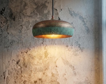 Lámpara colgante de cobre con pátina verde oxidada, hecha a mano, estilo marroquí, con forma de cúpula martillada, ORLAN MARÉ