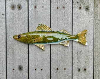 Pared de pescado de cerámica colgando, lucioperca