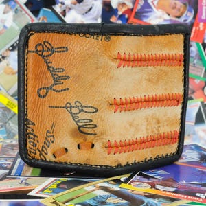 Vintage Buntstifte von Wilton Buddy Bell Baseball Handschuh Leder Geldbörse