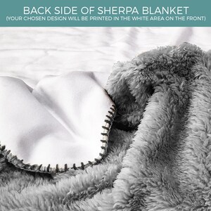 Pu&ograve; includere: Il retro di una coperta in sherpa grigia. La coperta ha un'area bianca dove &egrave; possibile stampare un design.