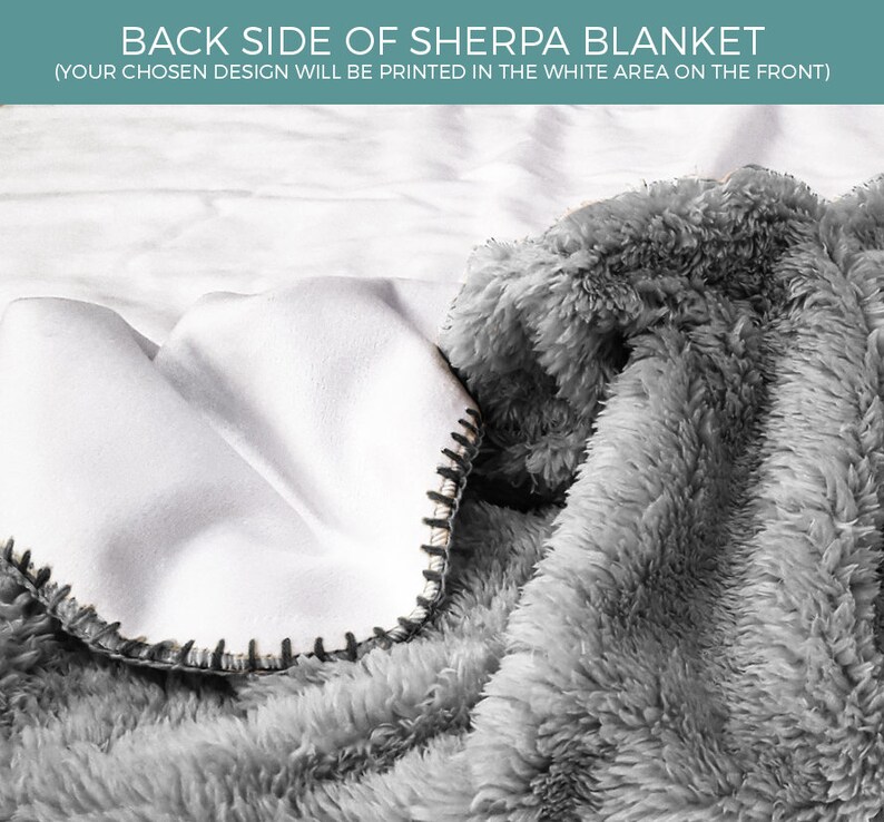 Pu&ograve; includere: Il retro di una coperta in sherpa grigia. La coperta ha un'area bianca dove &egrave; possibile stampare un design.