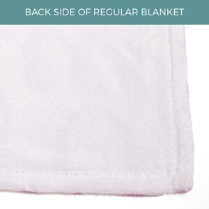 Pu&ograve; includere: Primo piano del retro di una coperta in pile bianca. La coperta ha una texture morbida e soffice e un bordo bianco cucito.